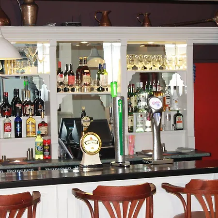 Clonakilty Hotel מלון 3*